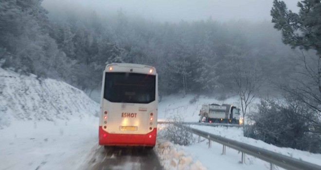 İzmir Büyükşehir Belediyesi ekipleri karla mücadele için sahada