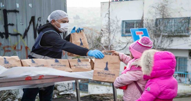 İzmir Büyükşehir'den ilkokul öğrencilerine beslenme paketi