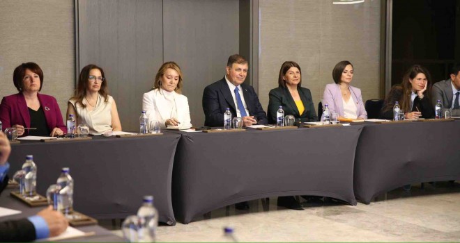 Başkan Tugay ilçe belediye başkanlarıyla toplantı yaptı