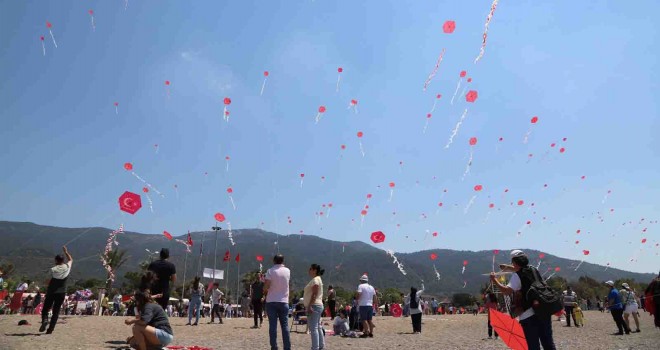 Menderes’in uçurtmaları bu kez Samandağlı çocuklar için göklerde