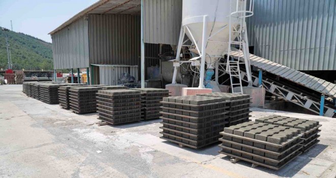 Karşıyaka Belediye şantiyesi çalışıyor...