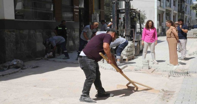 Karşıyaka’da yol yapım çalışmaları aralıksız sürüyor