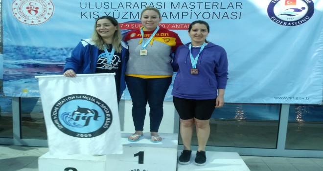 Karşıyakalı Master yüzücüden iki madalya