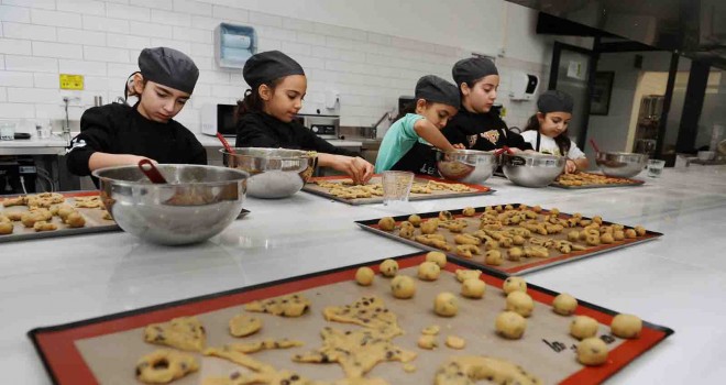 Geleceğin şefleri Karşıyaka'da mutfağa girdi