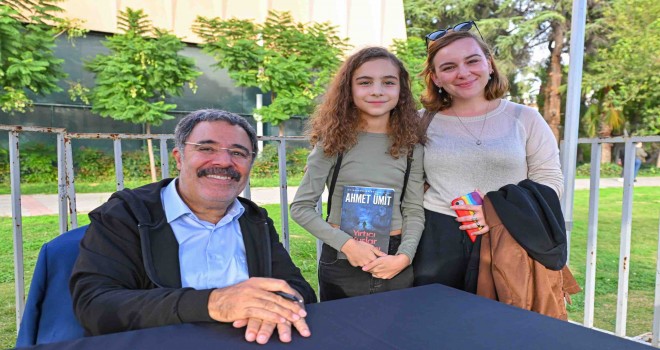 Ahmet Ümit okurlarıyla İZKİTAP'ta buluştu