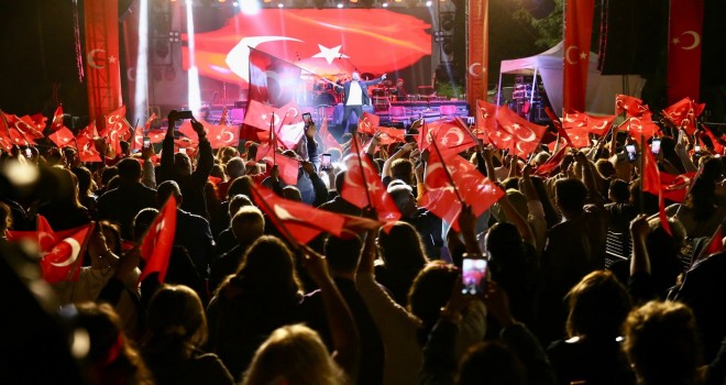 Karşıyaka’da Volkan Konak ile Cumhuriyet şöleni