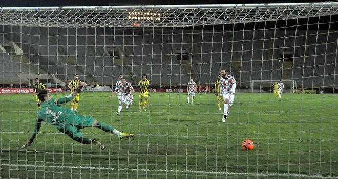 66 bin kişilik Atatürk Stadı'ndaki derbiyi 952 biletli seyirci izledi...