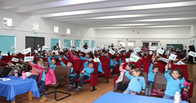 Karaburunlu çocuklara tiyatro keyfi