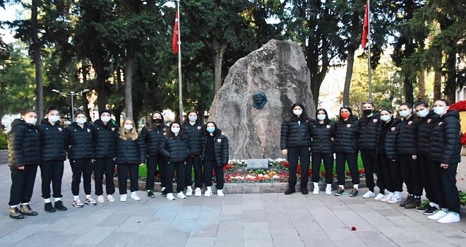 Karşıyakalı voleybolculardan Zübeyde Ana'ya saygı