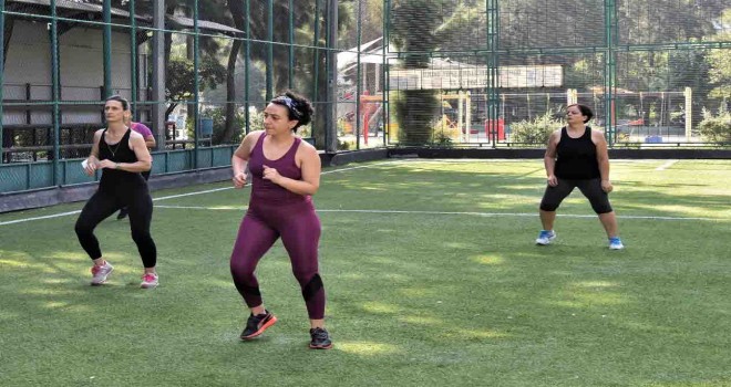 Bornova'da zumba dersleri açık alanda