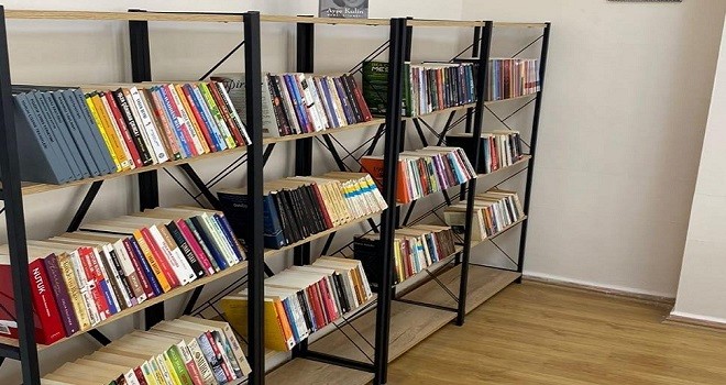 Karşıyaka Özel Yürekler HEM'e anlamlı kitaplık...