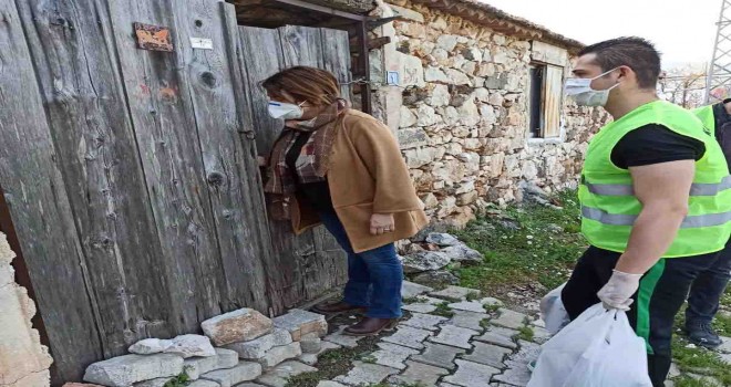 Karaburun'da erkekler erzağa, kadınlar maske dikimine