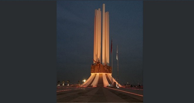 Anıt turuncu renge dönüştü...