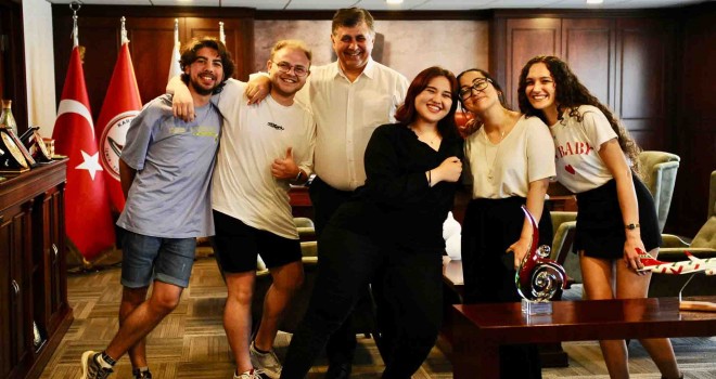 Başkan Tugay gençlerle omuz omuza