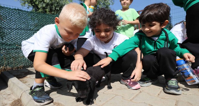Buca Belediyesi miniklere hayvan sevgisi aşılıyor