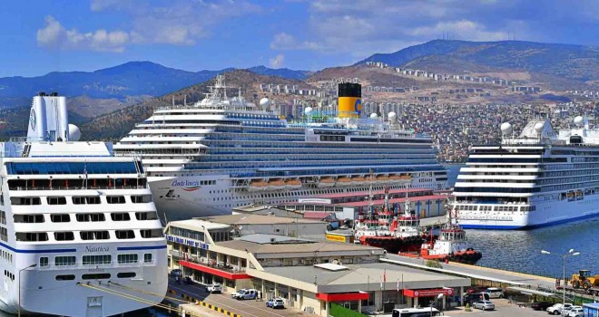 Alsancak Limanı’na aynı gün 3 yolcu gemisi geldi