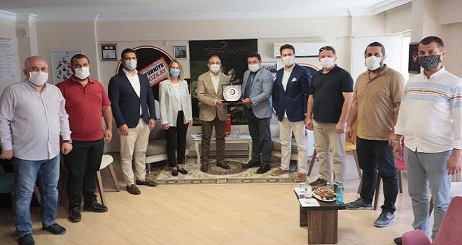 Sürekli, Türk Kızılay Karşıyaka Şubesi'ni ziyaret etti