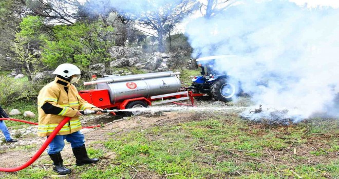 İzmir Büyükşehir Belediyesi orman köylerine 60 su tankeri dağıttı