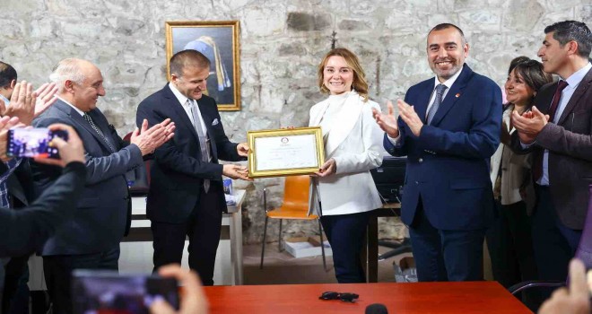 Nilüfer Çınarlı Mutlu, mazbatasını aldı