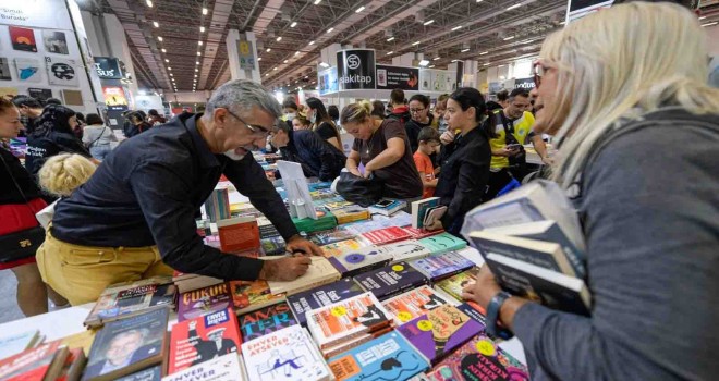İZKİTAP'a yoğun ilgi