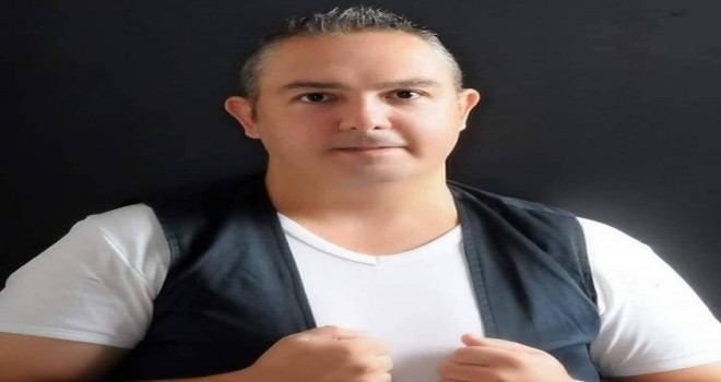 Karşıyakalı şarkıcı Mert Algan sahnede...