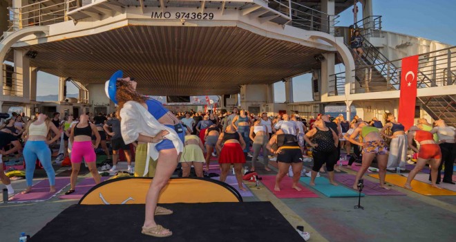 Güneşi yoga ile uğurladılar