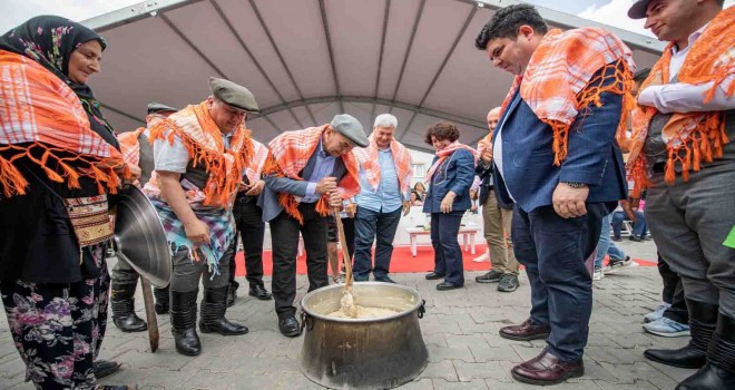 Tunç Soyer ve Erhan Kılıç keşkek dövdü