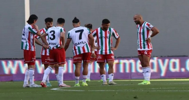 Karşıyaka'da taraftarlarla futbolcuların arası gerildi...