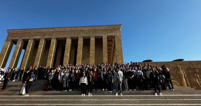 Genç İzmirliler Ata’nın huzurunda