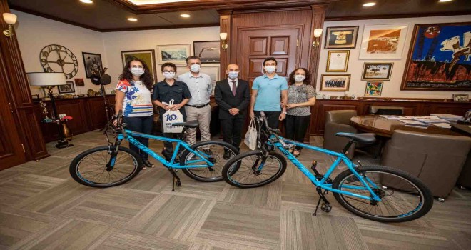 İzmir'i gururlandıran öğrencilerden Başkan Soyer'e ziyaret