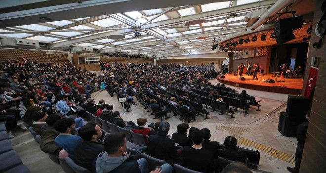 Bostanlı Suat Taşer Tiyatrosu kapılarını açtı