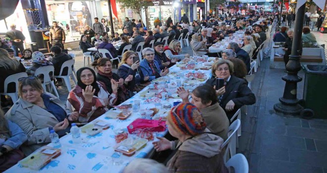 Karşıyaka Çarşı'da iftar sofrası kuruldu