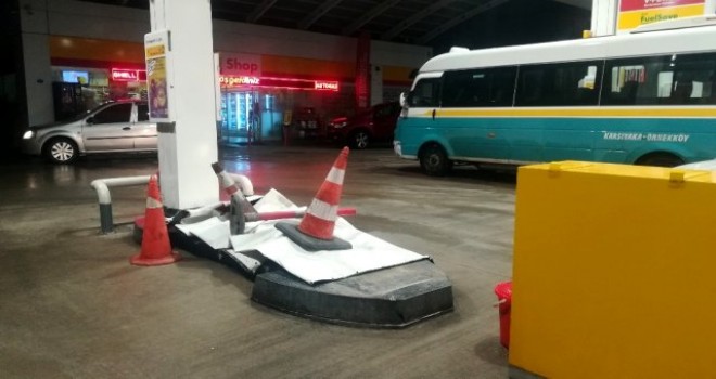 Karşıyaka'da otomobil akaryakıt istasyonuna çarptı