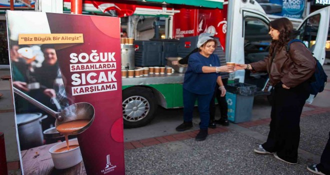 Karşıyaka'da sıcak çorba ikramı sürüyor...