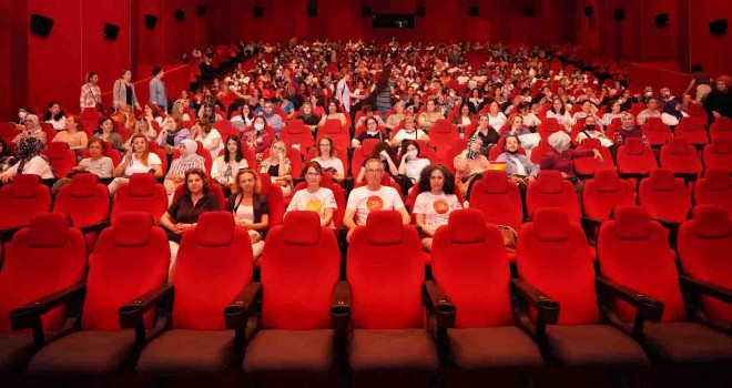 Gaziemirli 700 kadın Bergen’i izledi