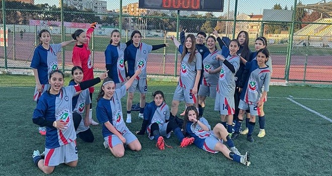 Karşıyaka Cemil Akyüz Ortaokulu farklı galibiyetle başladı...