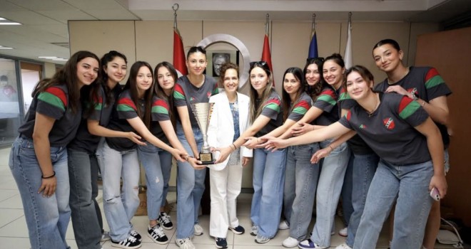 Karşıyaka'nın genç voleybolcuları Başkan Ünsal'ı ziyaret etti