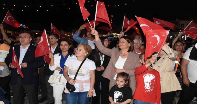 23 Nisan coşkusu Foça'da fener alayı ve bando ile taçlandı