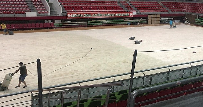 Mustafa Kemal Atatürk Karşıyaka Spor  Salonu'nun  parkeleri yenileniyor