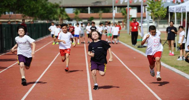 Karşıyakalı genç atletler 19 Mayıs için piste çıktı