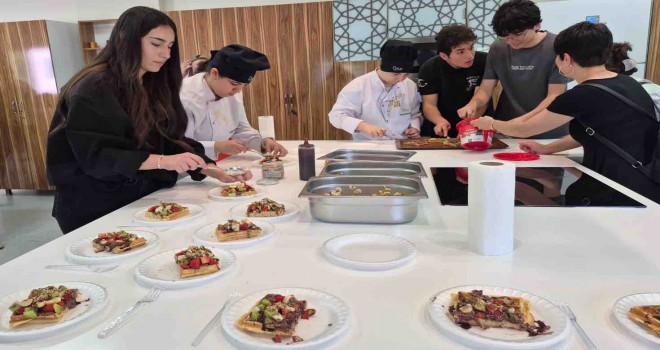 Waffle yapıp birlikte yediler