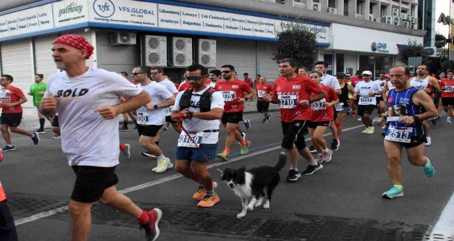 İzmir'in kurtuluşunun 100. yılı onuruna koştular