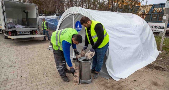 İzmir Büyükşehir ekipleri Kahramanmaraş’ta 142 sobalı çadır kurdu