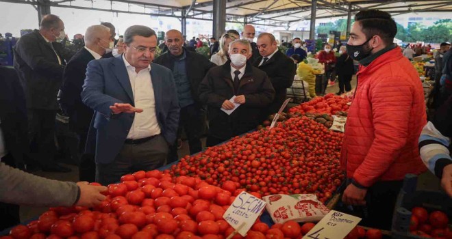 Başkan Batur pazarda vatandaşları dinledi