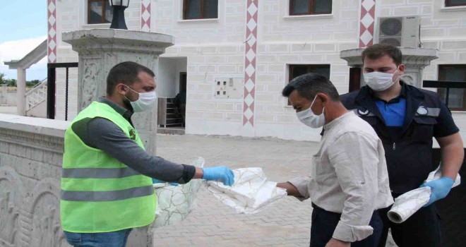 Menderes’te seccadeler dağıtıldı