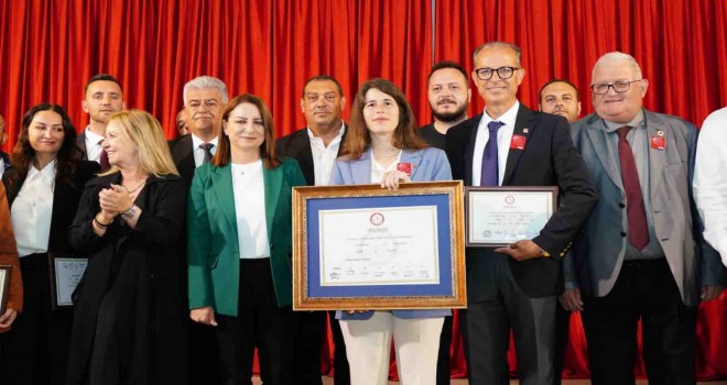 Çeşme’nin ilk kadın başkanı Lal Denizli mazbatayı aldı