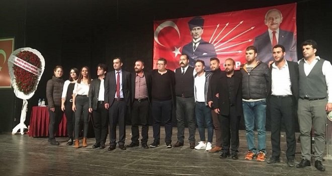 CHP Karşıyaka Gençlik Kolları Başkanı ve 14 üye istifa etti