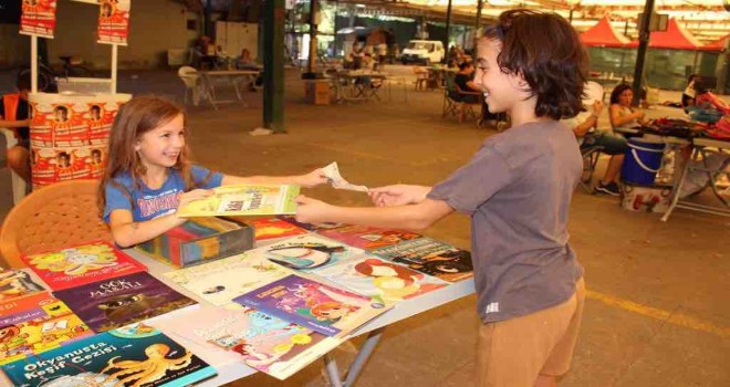 Karşıyaka'da ikinci el pazarları devam ediyor