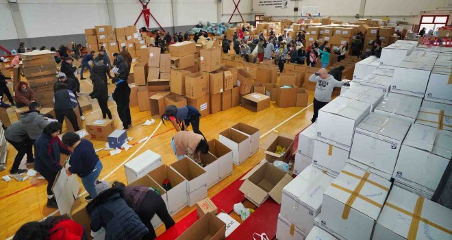 Gaziemir’den depremzedelere 6 tır, 35 kamyon eşya desteği