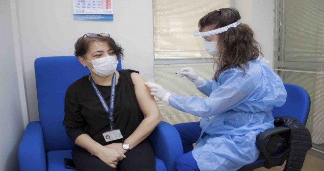 DEÜ'de sağlık çalışanları aşılandı